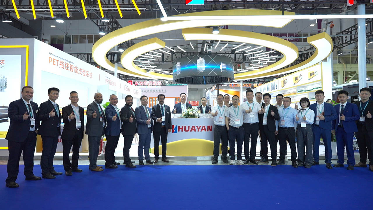 Выставка CHINAPLAS 2025 успешно завершилась, и Guangzhou Huayan Precision Machinery ярко засияла